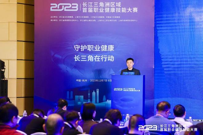 并向球迷打 并向球迷打